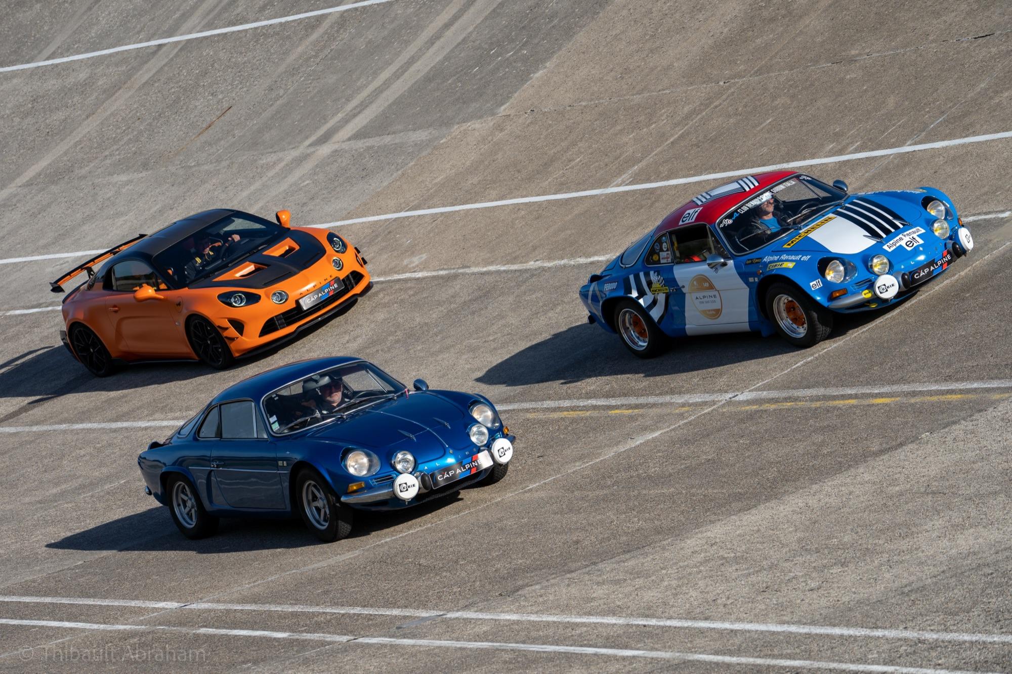 Deux Berlinettes et une A110 R Ultime en piste à Montlhéry