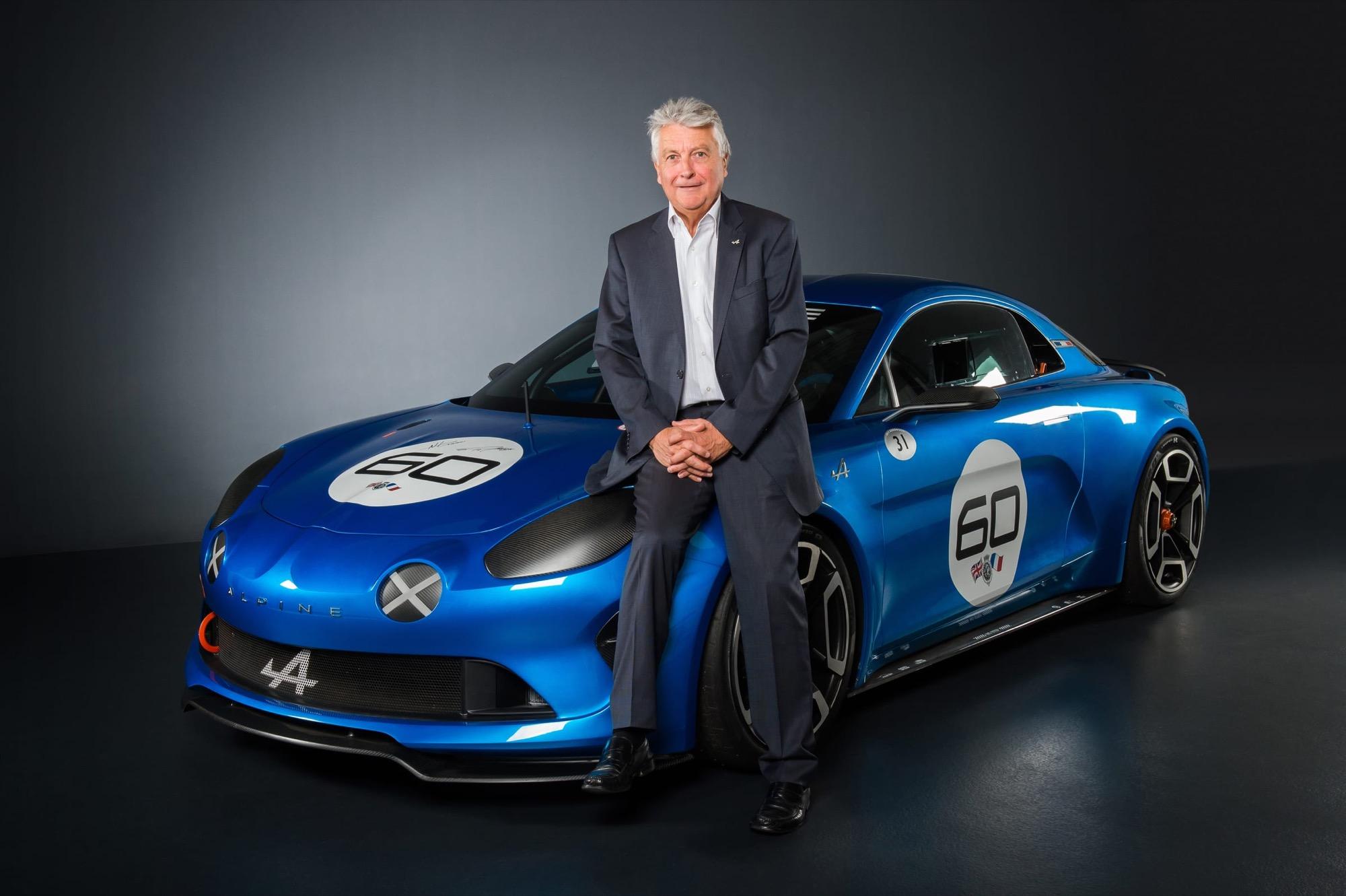 Bernard Ollivier assis sur une Alpine A110 bleue