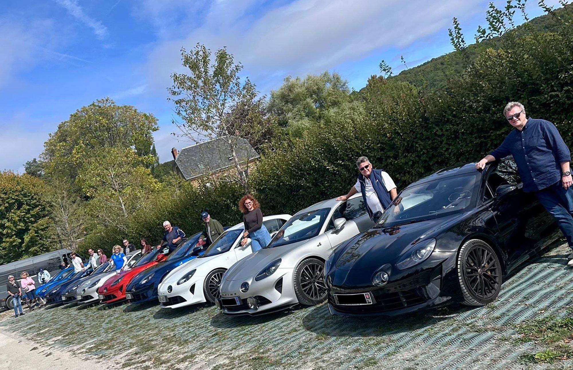 Les voitures du club alignées le long d'une haie lors d'une sortie à Dampierre