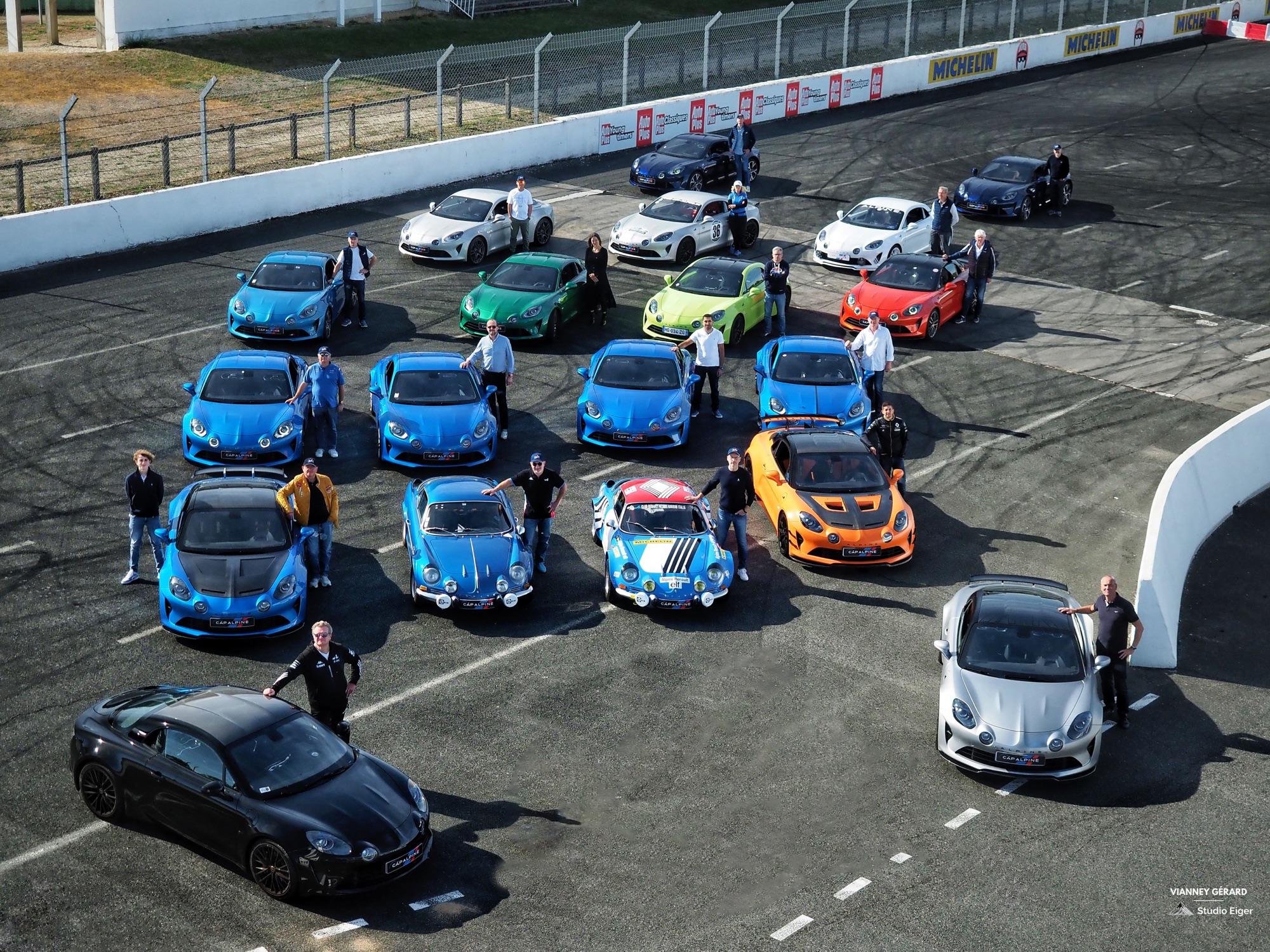 Vue aérienne des voitures du Club à Montlhéry
